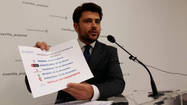 El concejal del PP de Sevilla, Beltrán Pérez, durante la rueda de prensa El concejal del PP de Sevilla, Beltrán Pérez, durante la rueda de prensa