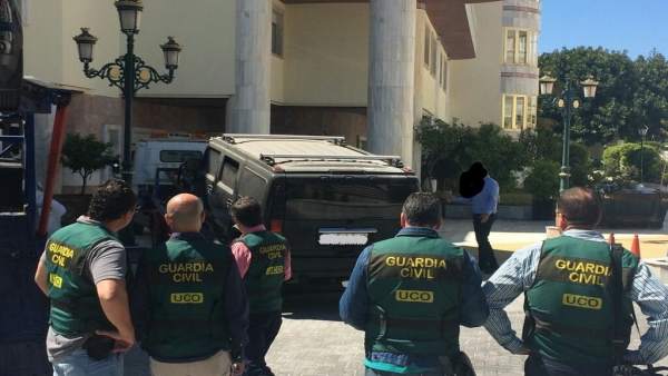 Agentes de la UCO en la operación conta la familia de Al Assad en Marbella Agentes de la UCO en la operación conta la familia de Al Assad en Marbella