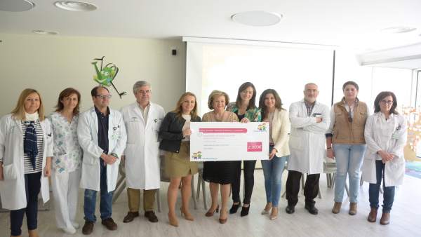 Entrega a ALES del cheque con la recaudación de la escuela infantil. Entrega a ALES del cheque con la recaudación de la escuela infantil.