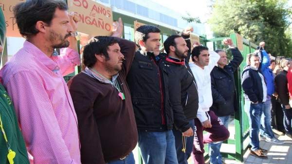 Agricultores encadenados en la puerta de la Junta de Andalucía en Huelva. Agricultores encadenados en la puerta de la Junta de Andalucía en Huelva.
