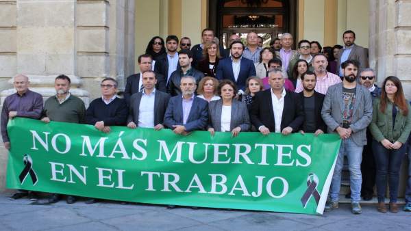 Concentración ante el Ayuntamiento. Concentración ante el Ayuntamiento.