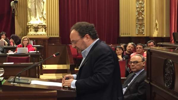 El diputado del PSIB Damià Borràs durante el pleno del Parlament El diputado del PSIB Damià Borràs durante el pleno del Parlament