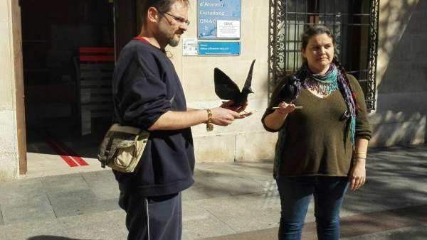 Lidia Gelardo y Pablo González con uno de los animales de madera Lidia Gelardo y Pablo González con uno de los animales de madera