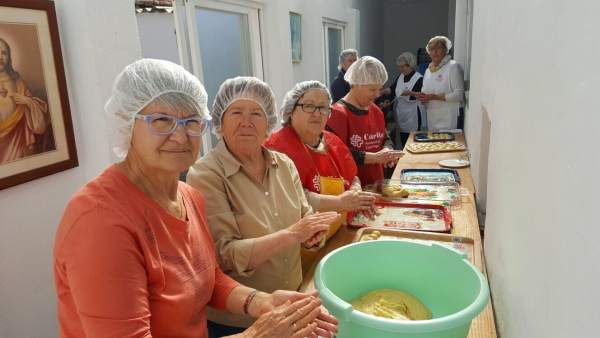 Vecinas preparando pestiños para fines solidarios Vecinas preparando pestiños para fines solidarios