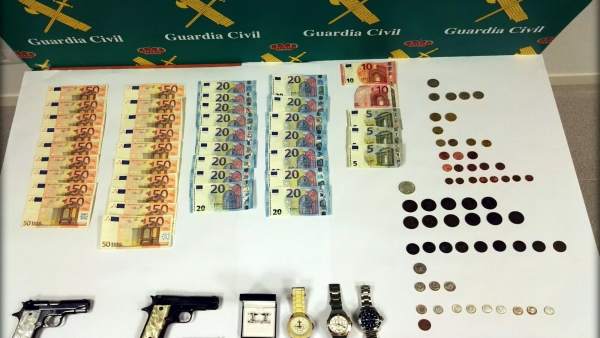 Dinero, armas y objetos incautados en la Operación Zotra Dinero, armas y objetos incautados en la Operación Zotra
