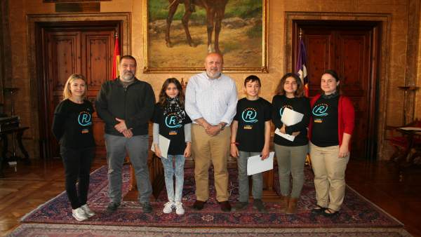 Miquel Ensenyat con alumnos del IES Binissalem Miquel Ensenyat con alumnos del IES Binissalem