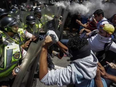 Enfrentamientos entre policía y opositores en Venezuela