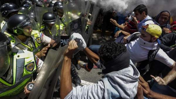 Enfrentamientos entre policía y opositores en Venezuela Enfrentamientos entre policía y opositores en Venezuela