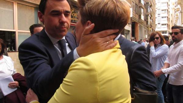 Fernando Martínez-Maillo saludando a la consejera portavoz, Noelia Arroyo Fernando Martínez-Maillo saludando a la consejera portavoz, Noelia Arroyo