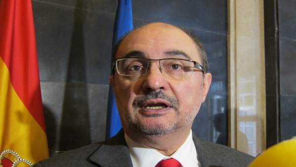 El presidente de Aragón, Javier Lambán, atendiendo hoy a los medios en Zaragoza El presidente de Aragón, Javier Lambán, atendiendo hoy a los medios en Zaragoza