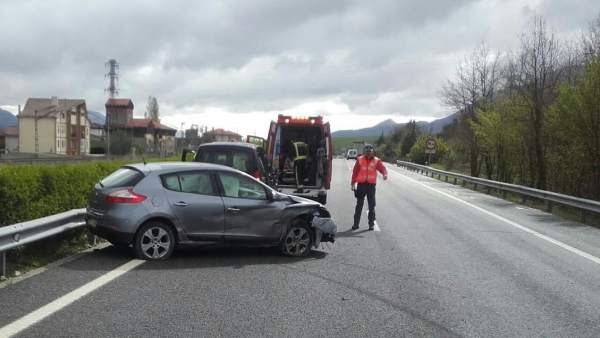 Dos heridas leves en una salida de vía en Uharte Arakil Dos heridas leves en una salida de vía en Uharte Arakil