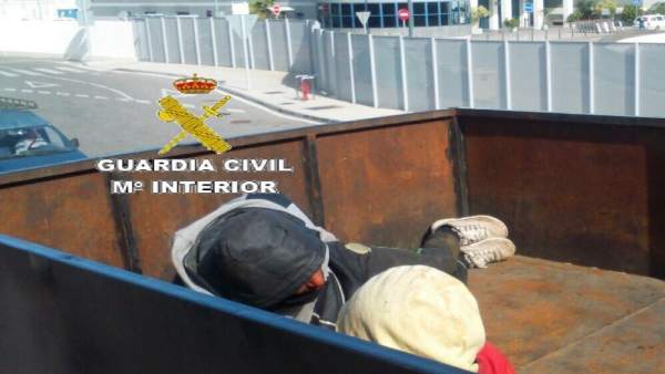 Interceptados tres inmigrantes en el puerto de Algeciras Interceptados tres inmigrantes en el puerto de Algeciras