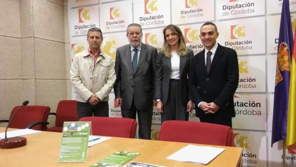 Blanco (centro) y Sánchez (izda.), durante la presentación del premio Blanco (centro) y Sánchez (izda.), durante la presentación del premio