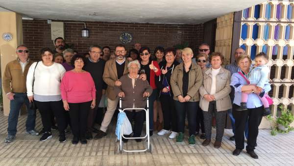 Valdivielso con vecinos de los bloques donde la Junta acomete las obras. Valdivielso con vecinos de los bloques donde la Junta acomete las obras.