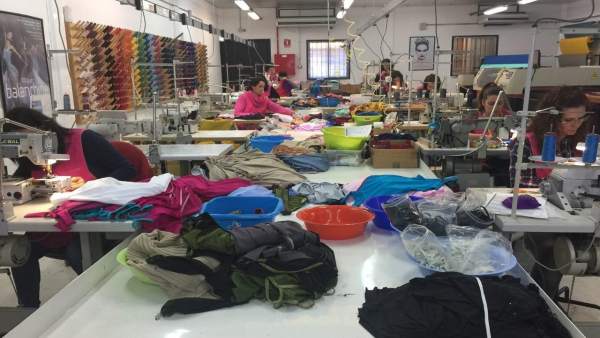 Trabajadores en la empresa Yumiko. Trabajadores en la empresa Yumiko.