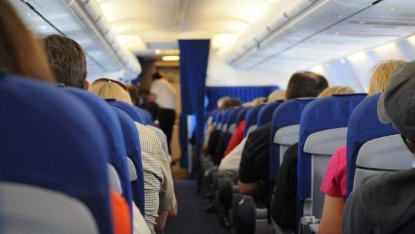 Pasajeros en un avión Pasajeros en un avión