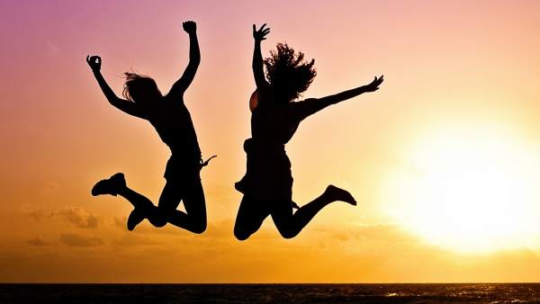 Gente saltando de felicidad al atardecer. Gente saltando de felicidad al atardecer.