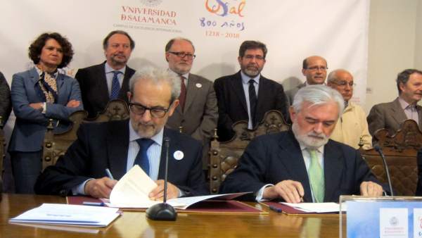 El rector de la USAL, izquierda, junto al presidente de la RAE, Dario Villanueva El rector de la USAL, izquierda, junto al presidente de la RAE, Dario Villanueva