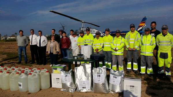 Cort actúa con un helicóptero para combatir el mosquito común Cort actúa con un helicóptero para combatir el mosquito común