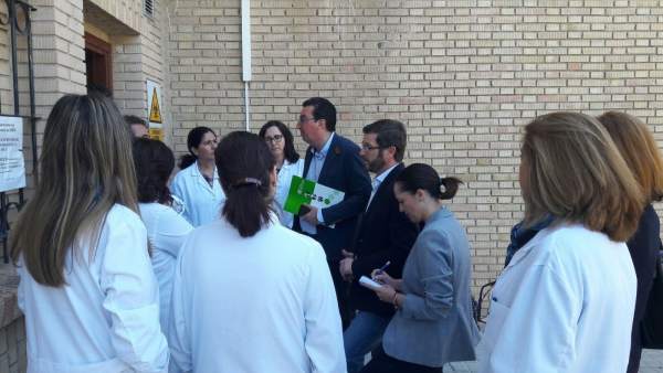 Reunión de representantes del PP con trabajadores del laboratorio. Reunión de representantes del PP con trabajadores del laboratorio.