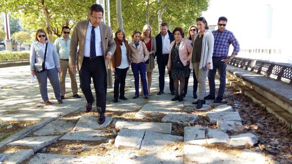 Díaz comprueba el estado de la calle. Díaz comprueba el estado de la calle.