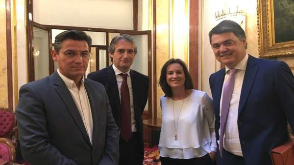 El ministro de Fomento, en el centro, con diputados de PP y Cs de Granada El ministro de Fomento, en el centro, con diputados de PP y Cs de Granada