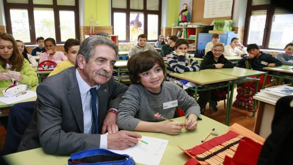 Revilla visita el Colegio Rural Agrupado Peñacabarga Revilla visita el Colegio Rural Agrupado Peñacabarga