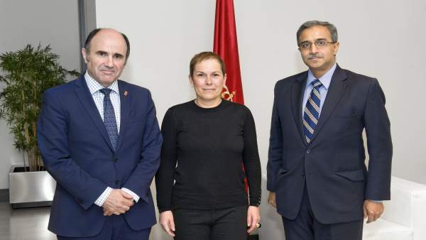 Manu Ayerdi, la presidenta Barkos y el embajador. Manu Ayerdi, la presidenta Barkos y el embajador.