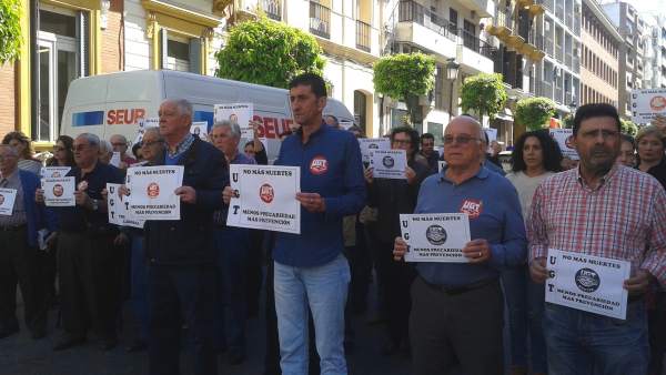 Concentración a las puertas de UGT en memoria del trabajador fallecido. Concentración a las puertas de UGT en memoria del trabajador fallecido.