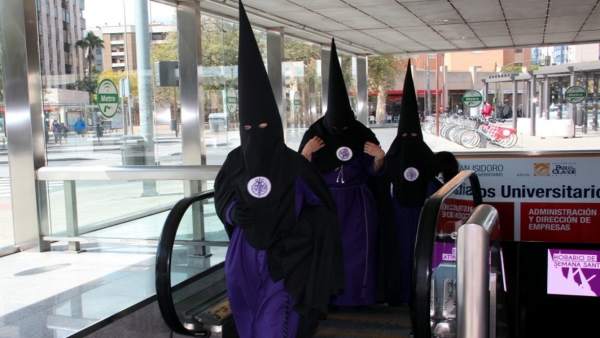 Nazarenos saliendo del metro de Sevilla Nazarenos saliendo del metro de Sevilla