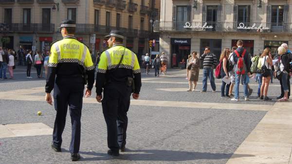 Guardia Urbana patrullando en la Plaza de la Catedral de Barcelona. Guardia Urbana patrullando en la Plaza de la Catedral de Barcelona.
