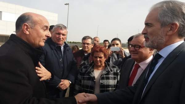 El alcalde de Lepe, Juan Manuel González, y consejero de Salud, Aquilino Alonso. El alcalde de Lepe, Juan Manuel González, y consejero de Salud, Aquilino Alonso.