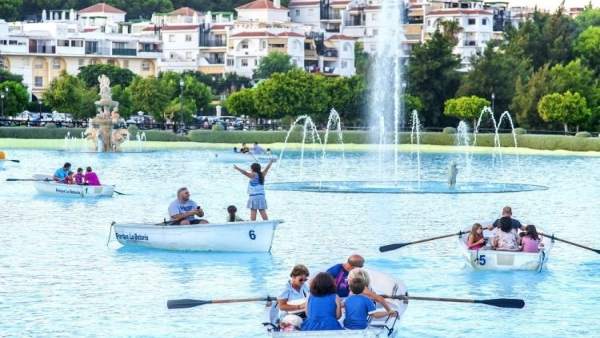 Parque de la batería torremolinos málaga viajeros turistas agua lago Parque de la batería torremolinos málaga viajeros turistas agua lago