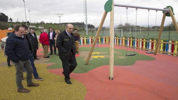 Mazón en el nuevo parque infantil Mazón en el nuevo parque infantil