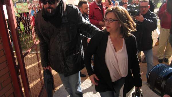Ángeles Muñoz con su hijo Cristian Menacho al fondo Ángeles Muñoz con su hijo Cristian Menacho al fondo