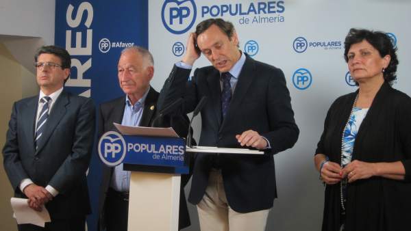 En el centro, el diputado nacional del PP y portavoz, Rafael Hernando En el centro, el diputado nacional del PP y portavoz, Rafael Hernando