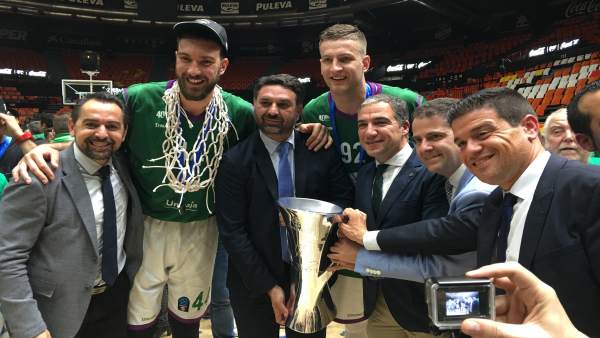 Las autoridades posan con la copa de campeón de la Eurocup de Unicaja Las autoridades posan con la copa de campeón de la Eurocup de Unicaja