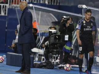 James, en el banquillo junto a Zidane