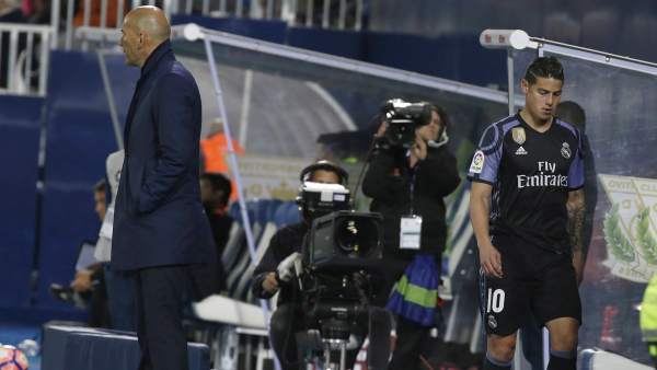 James, en el banquillo junto a Zidane James, en el banquillo junto a Zidane