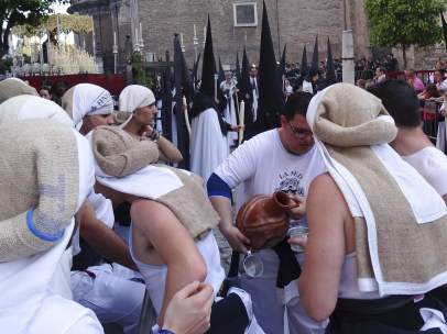 Costaleros de la Semana Santa de Sevilla