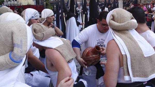 Costaleros de la Semana Santa de Sevilla Costaleros de la Semana Santa de Sevilla
