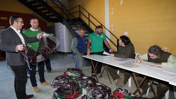 Precintado de redes de pesca de cangrejo rojo en Los Palacios (Sevilla) Precintado de redes de pesca de cangrejo rojo en Los Palacios (Sevilla)