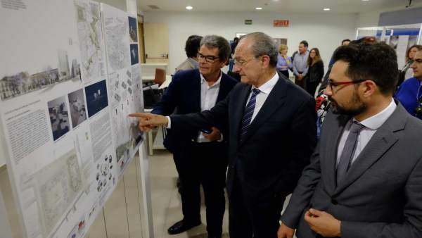 De la Torre con la idea ganadora del concurso de ideas de Victoria Astoria De la Torre con la idea ganadora del concurso de ideas de Victoria Astoria