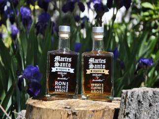 Ron y whisky ecológico elaborado por la destilería Martes Santo.