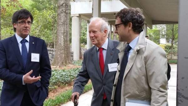 Carles Puigdemont, Ambler Moss y Albert Royo en el Carter Center de Atlanta. Carles Puigdemont, Ambler Moss y Albert Royo en el Carter Center de Atlanta.