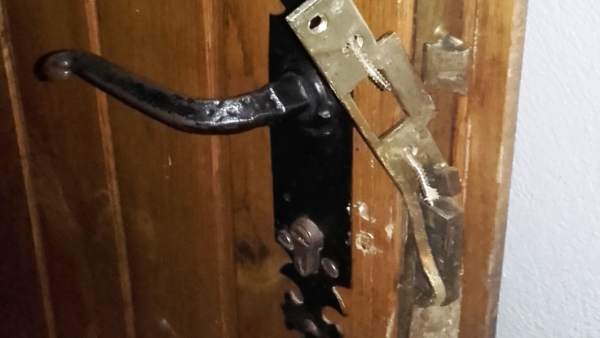 Daños en la puerta del club de jubilados. Daños en la puerta del club de jubilados.