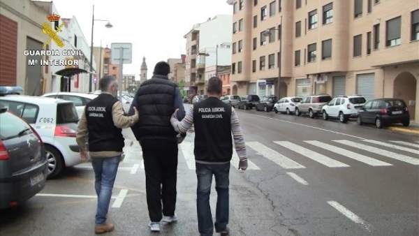 Dos detinguts per abusar sexualment d'un menor al qual van amenaçar amb difondre fotos seues nu Dos detinguts per abusar sexualment d'un menor al qual van amenaçar amb difondre fotos seues nu