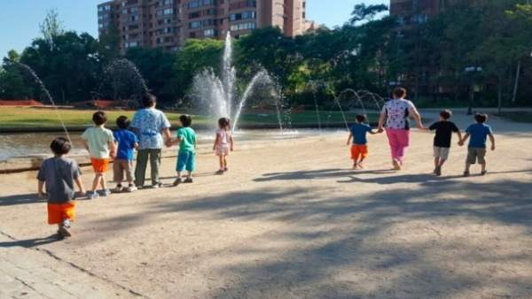 Cuidadoras y niños en un parque, Sename chile Cuidadoras y niños en un parque, Sename chile