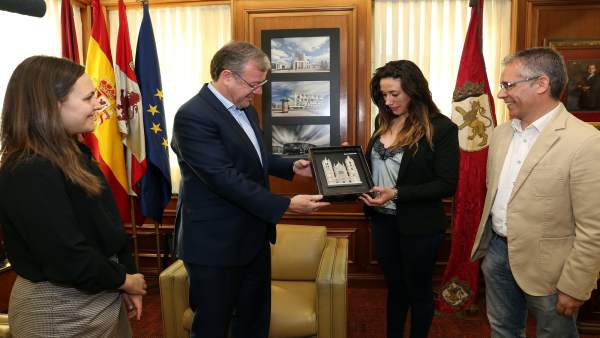Silván entrega una placa de homenaje a Yohanna Alonso Silván entrega una placa de homenaje a Yohanna Alonso