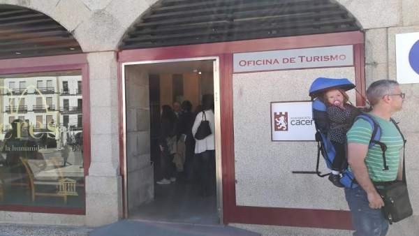 Oficina de turismo en la Plaza Mayor de Cáceres Oficina de turismo en la Plaza Mayor de Cáceres